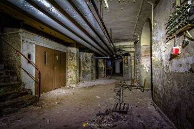 Ein Zimmer mit einem Haufen kaputter Fenster und einer Tür