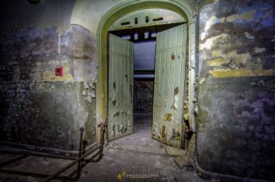 Eine Tür mit einem Metallgriff