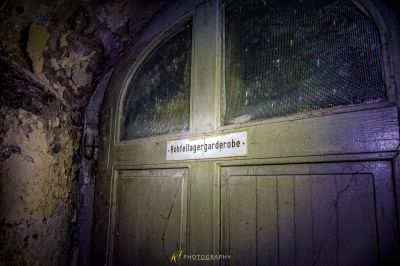 Eine Tür mit einem Schild, das nicht mehr sagt.