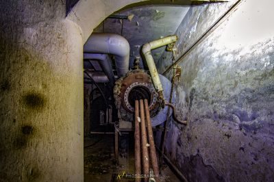 Ein schmutziger Raum mit einem Rohr und Rohren