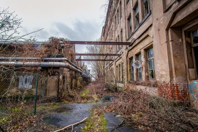 Ein sehr altes Gebäude mit einer sehr alten Pfeife