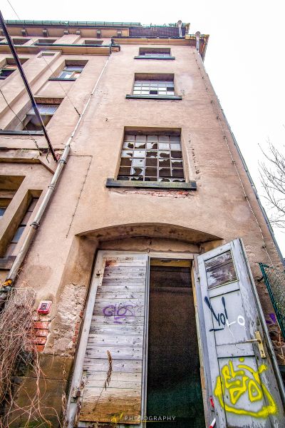 Ein Gebäude mit einer Tür und Graffiti darauf