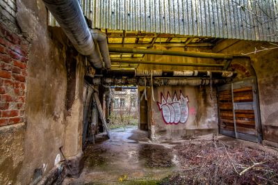 Ein sehr altes heruntergekommenes Gebäude mit Graffiti an den Wänden