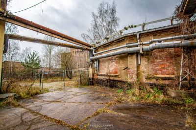 Ein sehr altes Gebäude mit vielen Pfeifen