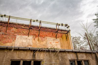 Ein Gebäude mit einem Metallrohr darauf