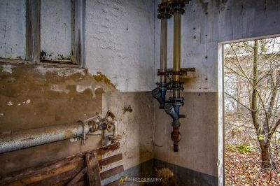 Ein schmutziges Badezimmer mit Wasserhahn und Feuerhydraulisch