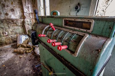 Eine grüne Maschine mit roten Knöpfen