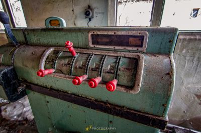 Eine Maschine, die in einem Raum sitzt