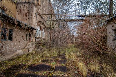 Ein sehr altes Gebäude mit viel Graffiti darauf