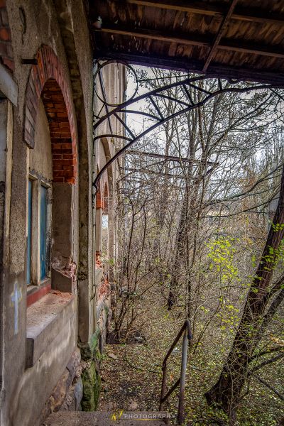 Ein kleines Gebäude mit einer Tür und einem Fenster