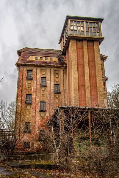 Ein sehr altes Gebäude mit einem Uhrenturm