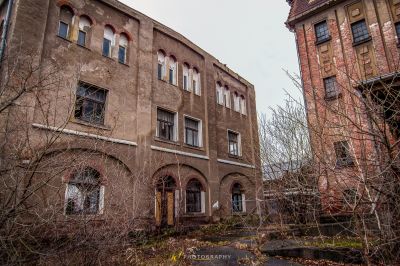 Ein sehr altes Gebäude mit vielen Fenstern