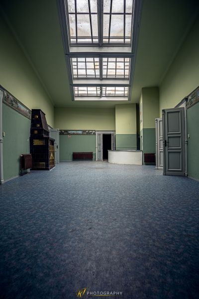 Ein Zimmer mit einem Oberlicht und einem blauen Teppich