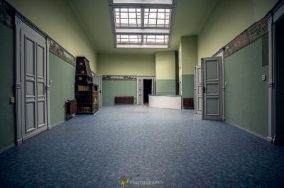 Ein Zimmer mit einem Haufen Türen und einem Fenster