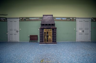 Ein kleines Modell eines Gebäudes mit einer Tür