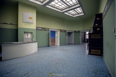 Ein Zimmer mit einem Oberlicht und einem blauen Boden