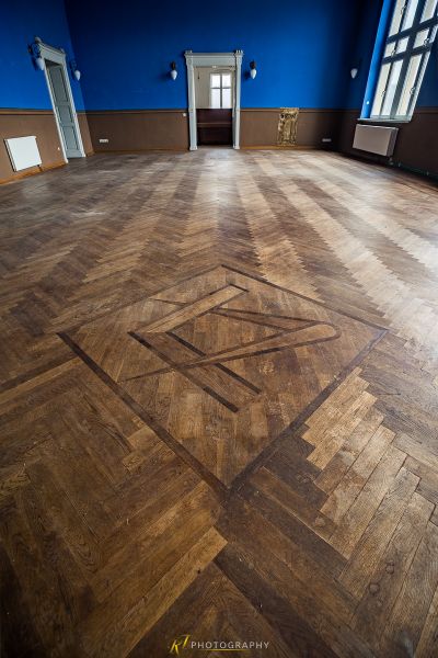 Ein Holzboden mit einem Stern darauf