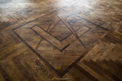 Ein hölzerner Boden mit einem Muster von Linien