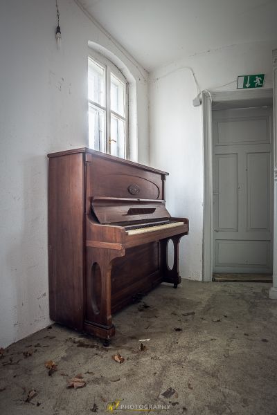 Ein Klavier in einem Raum mit einer Tür