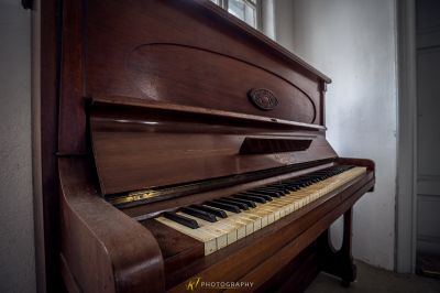 Ein Klavier in einem Zimmer mit Fenster