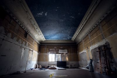 Ein Raum mit einer Decke, der entfernt wurde