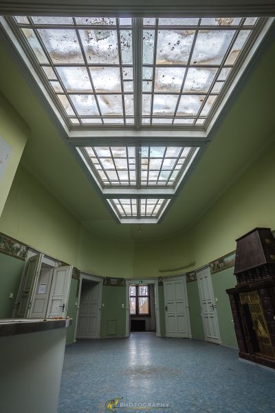 Ein Zimmer mit Oberlicht und Herd