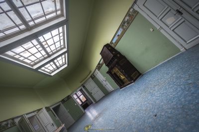 Ein Zimmer mit Oberlicht und Herd