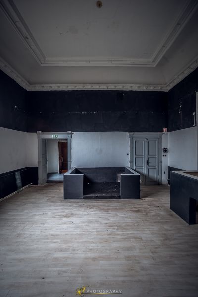 Ein Zimmer mit viel Holzboden