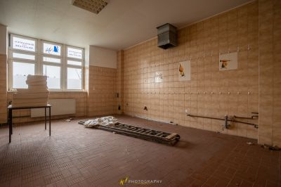 Ein Zimmer mit einem kaputten Boden und einem kaputten Fenster