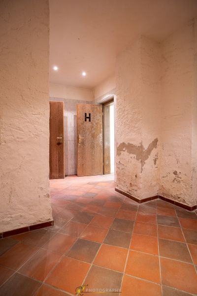 Ein Zimmer mit einer Tür und einem gefliesten Boden