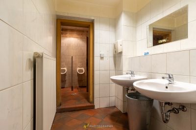 Ein Badezimmer mit Waschbecken und Spiegel