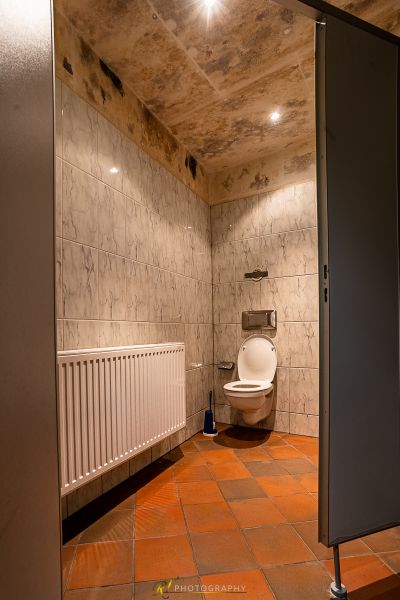 Ein Badezimmer mit einer Toilette und einem Rad