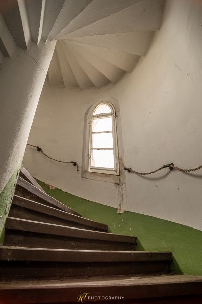 Eine Treppe mit einem Fenster und einem Seil