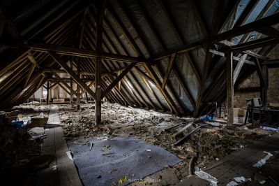 Ein Raum mit vielen Trümmern und Trümmern