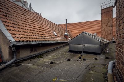 Ein Dach mit einem metallischen Schornstein und einem Schornstein