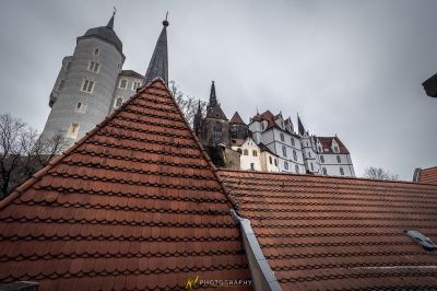 Ein rotes Dach mit einem Turm im Hintergrund