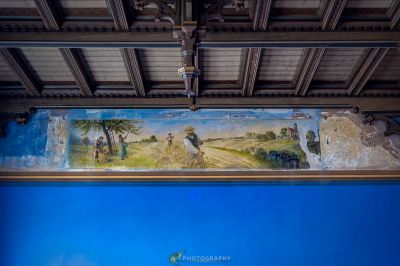 Ein großes Gemälde von einem Mann und einer Frau auf einem Feld