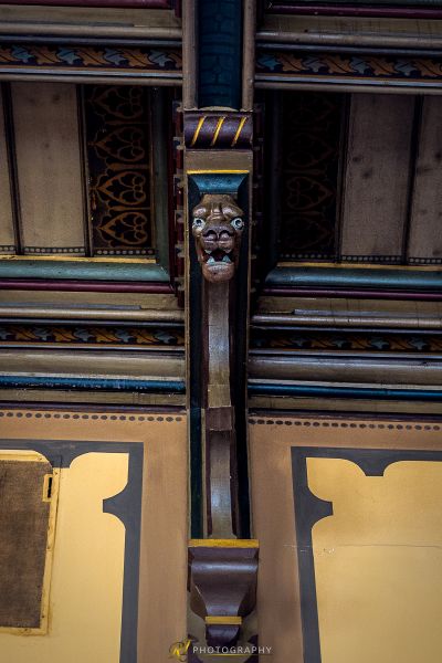 Eine Uhr an der Wand