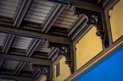 Ein blau-gelbes Gebäude mit einer Katze auf dem Dach