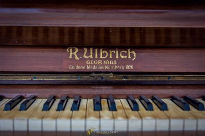 Eine Nahaufnahme eines Klaviers mit den Worten ruh darauf