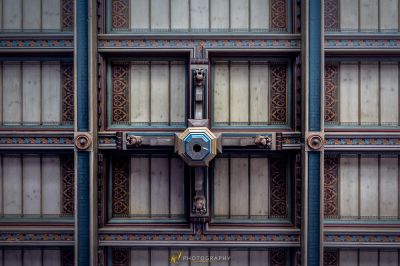 Eine Nahaufnahme eines Gebäudes mit einer Uhr darauf