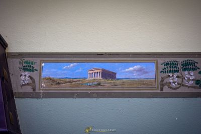 Ein Bild von einem Gebäude an einer Wand