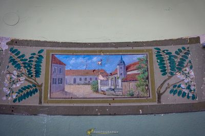 Ein Gemälde an der Wand eines Hauses im Dorf des Raben