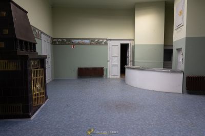 Ein Zimmer mit einem großen Fenster und einem kleinen Hundehaus