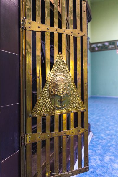 Eine Metalltür mit einem goldenen Gesicht darauf