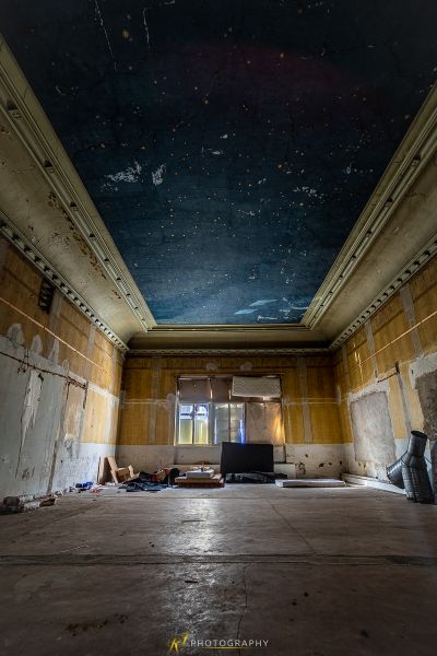 Ein Raum mit einer Decke, der gestrichen wurde