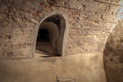 Ein kleiner Tunnel in einer Steinmauer