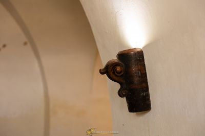 Eine Wandleuchte ist an der Wand