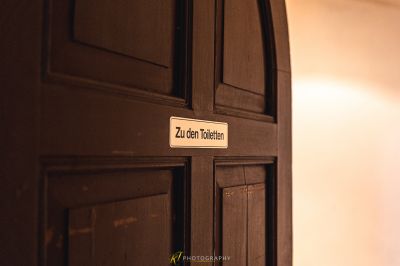 Eine Tür mit einem Schild darauf, das zoh sagt