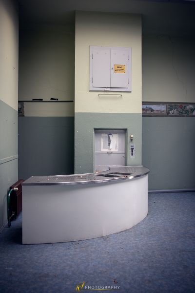 Ein weißer Zähler in einem Raum mit einer Spüle